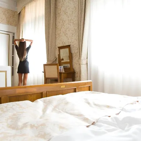 Отель Westend 3*