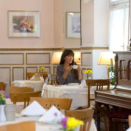 Отель Westend 3*